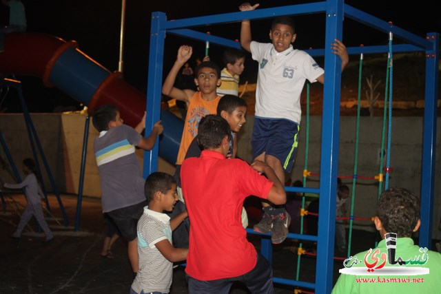 المئات من اولاد كفرقاسم يتمتعون بالالعاب الجديدة في المنتزه قبل رصفه بالبساط الواقي 